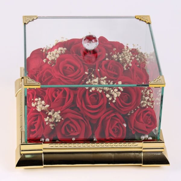 Cam Sandıkta Kırmızı Güller
