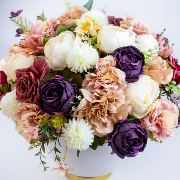 Yuvarlak Beyaz Vazoda Renkli Çiçek Aranjmanı