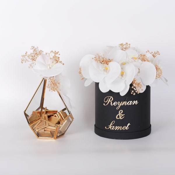 Prizma Cam Kutuda Çikolata & Çiçek Seti - Orkide & Cipso Süslemeli