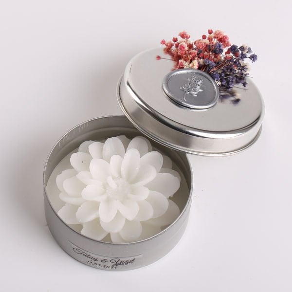 Gümüş Metal Kutuda Krizantem Mum - Renkli Cipso Süslemeli