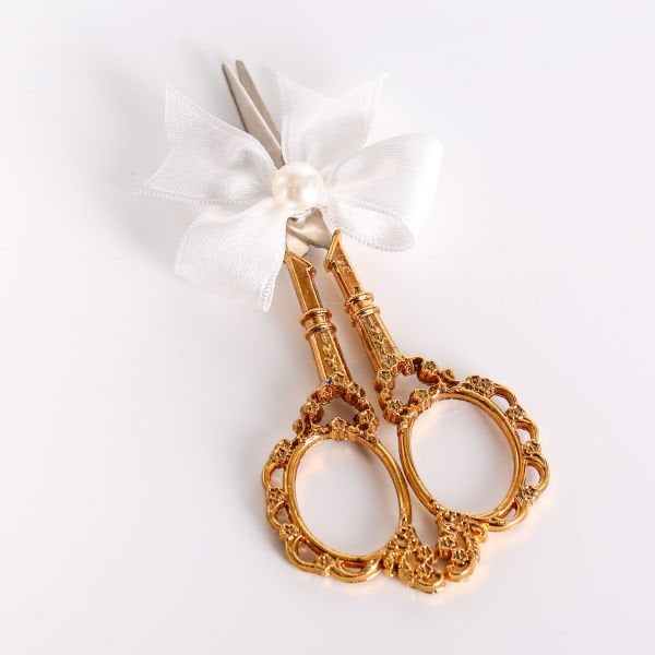Beyaz Kurdele ve İnci Süslemeli Gold Makas
