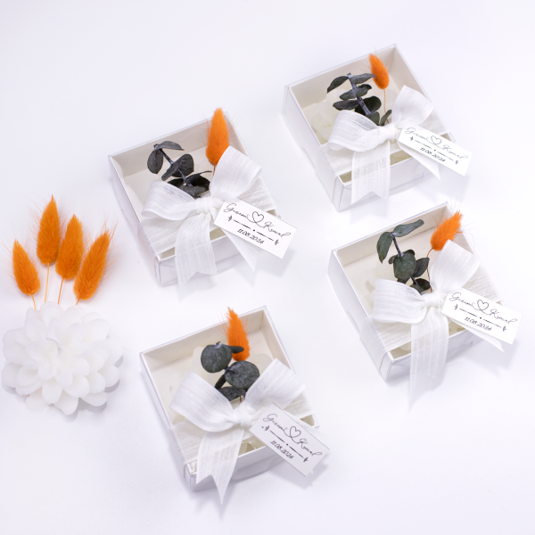 Kutulu Mum - Turuncu Pamuk otulu ve Okaliptus süslemeli